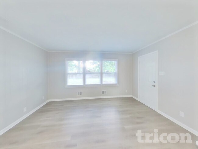 Building Photo - 806 Leisure Ln