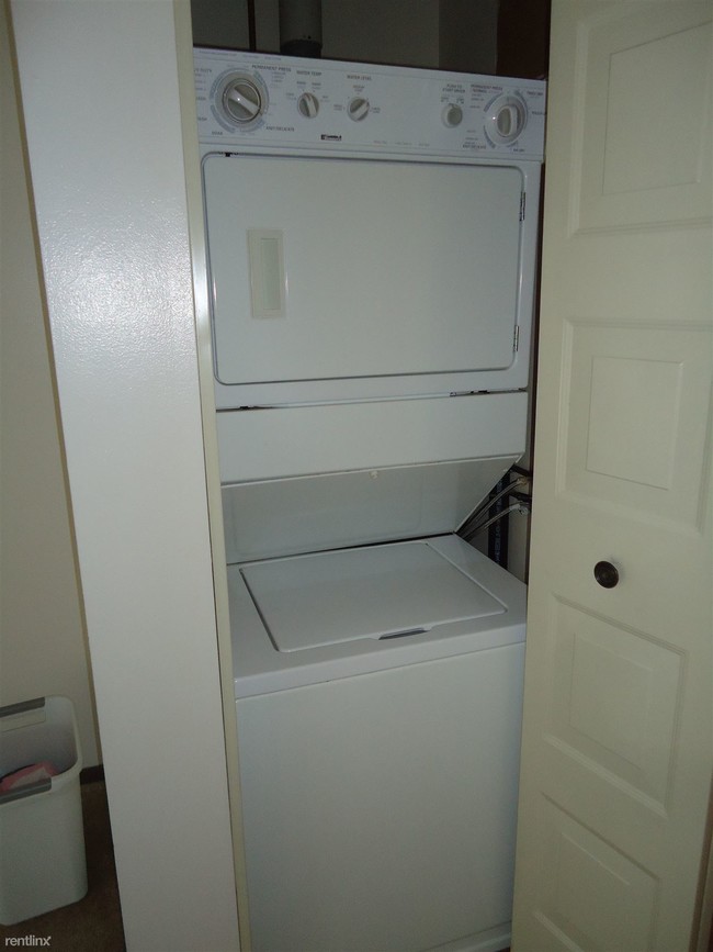 Building Photo - 3 br, 1.5 bath Townhome - 400 Bellwood Drive