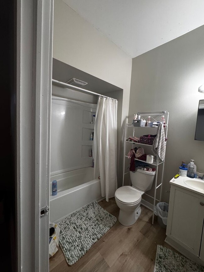 Photo - 4 Bed, 2 Bath in Oakland- Available Aug 1- Pitt Off Campus Housing House