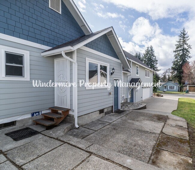 Foto del edificio - Beautifully Remodeled 2 bedroom in convenient location, private balcony, over sized garage, A/C a...