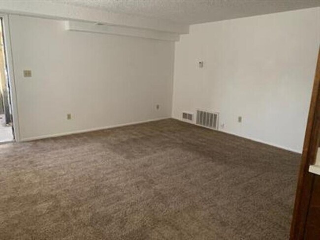 Foto del edificio - 901 E 23rd St