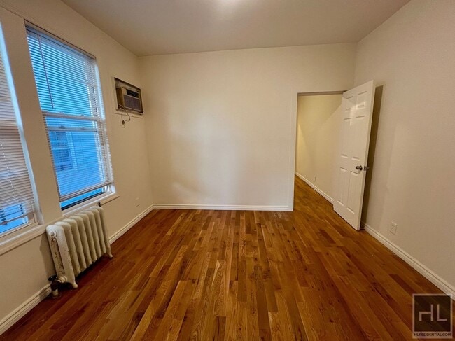 Building Photo - 3BR 1BA Sunny Corner Duplex