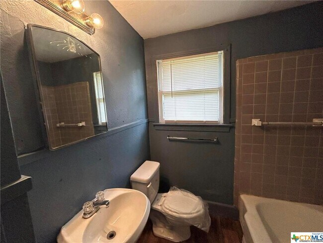 Building Photo - 1311 E Park Ave