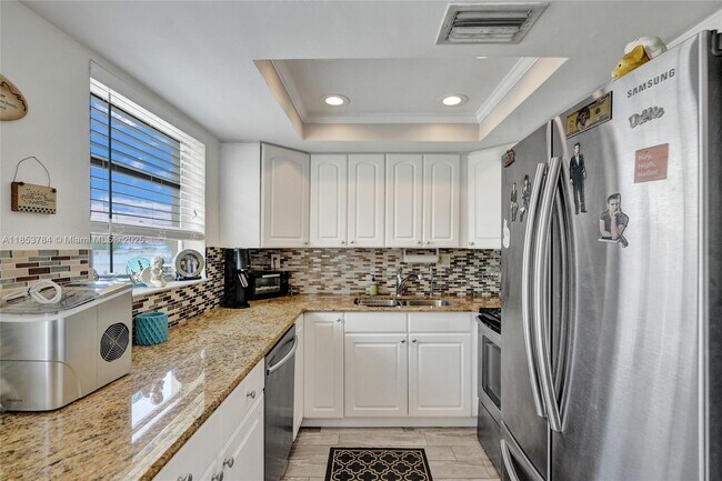 Foto del edificio - 2451 NE 49th St