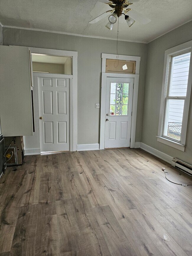 Building Photo - 2 bed 1 bath house