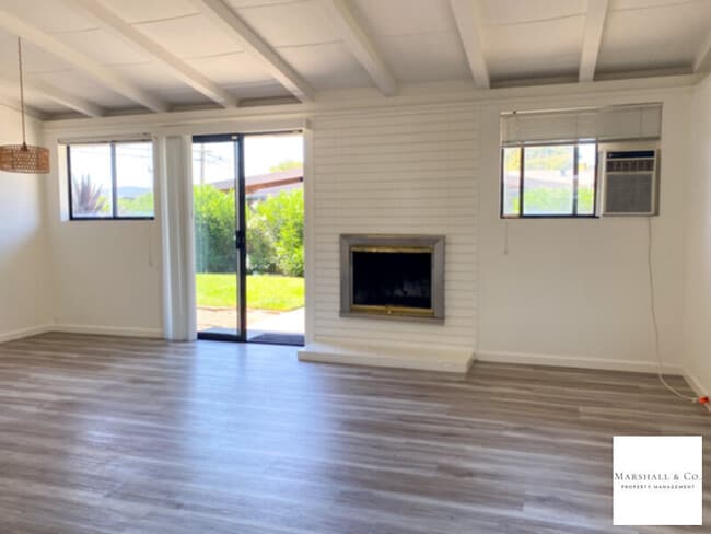 Foto del edificio - CHARMING 3BR/2BA W/ NEW LAM FLRS, NEW STOV...