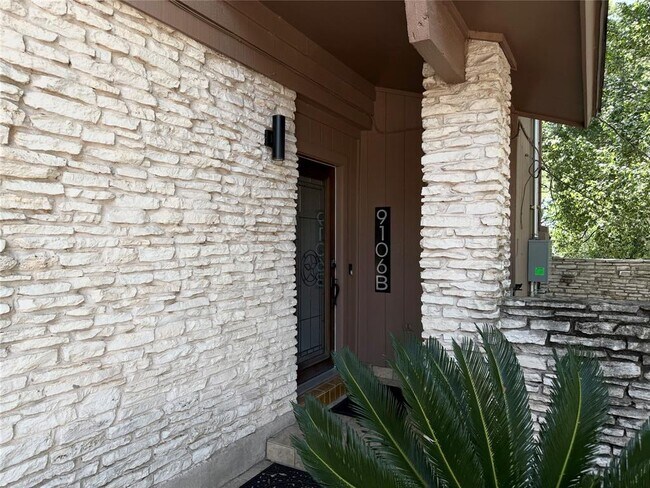 Foto del edificio - 9106 Rockcrest Cir