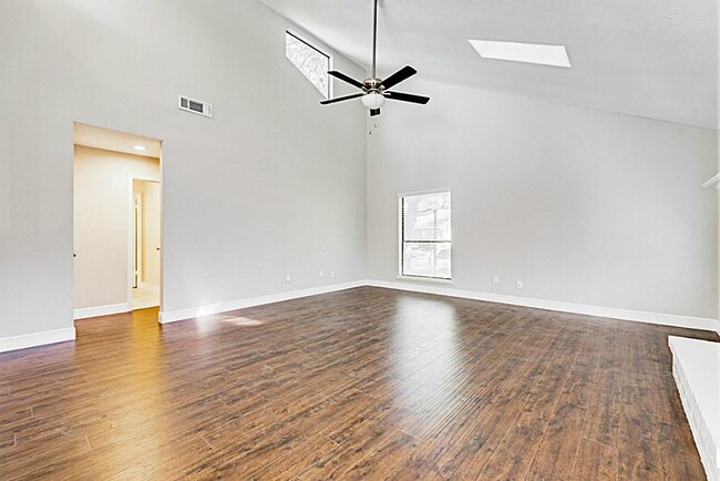 Building Photo - 13830 Hollowgreen Dr