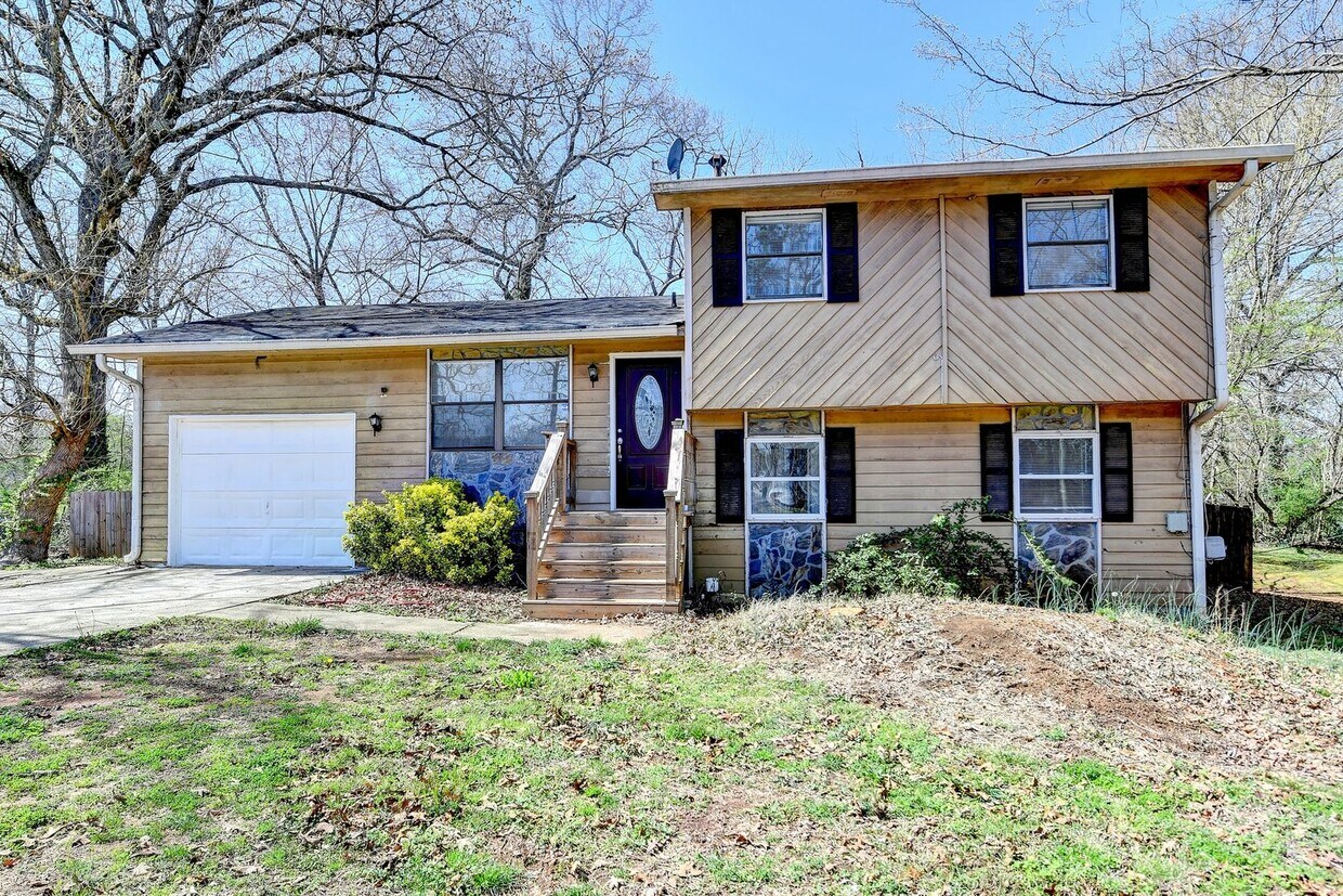 Foto principal - 4 Bedroom/2 Bath Renovated Home Available ...