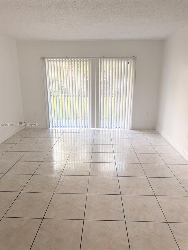 Foto del edificio - 611 NW 177th St