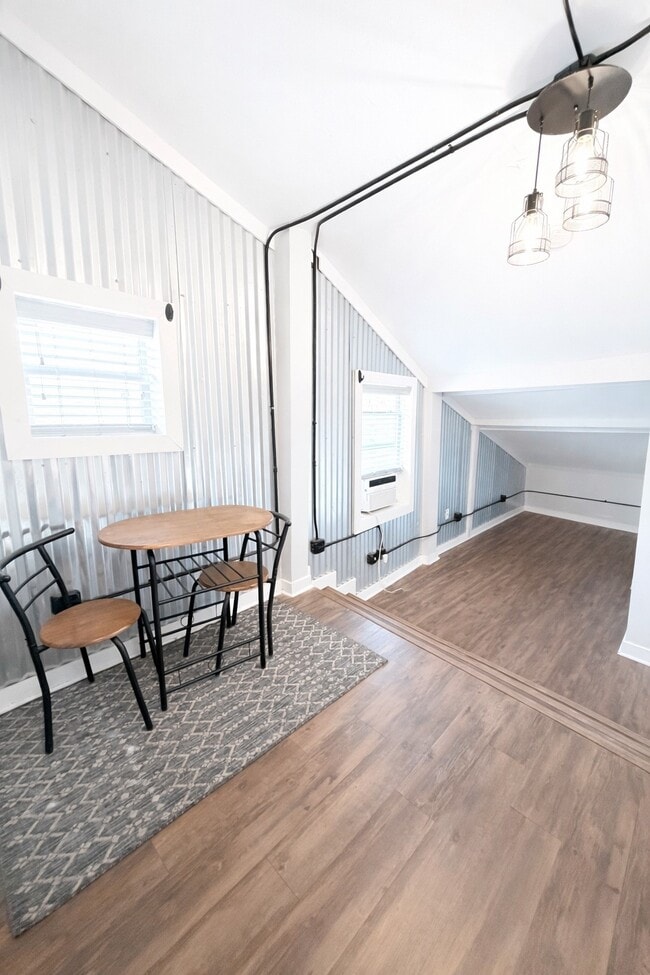 Building Photo - 4630 Woodside St