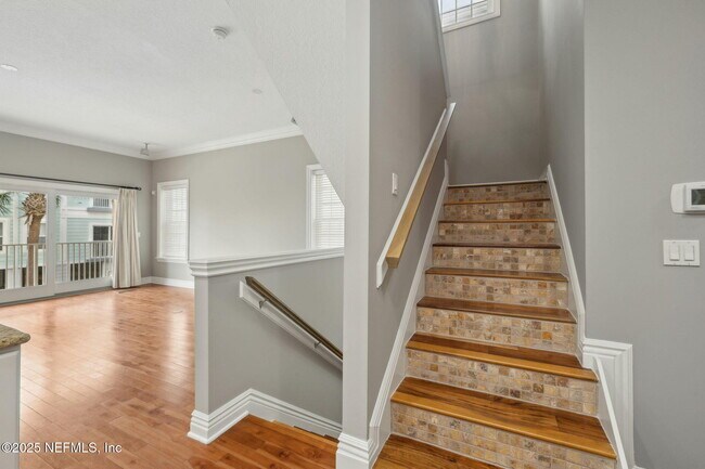 Building Photo - 137 3rd St S