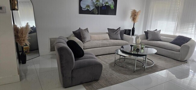 Foto del edificio - 896 SW 64th Ter