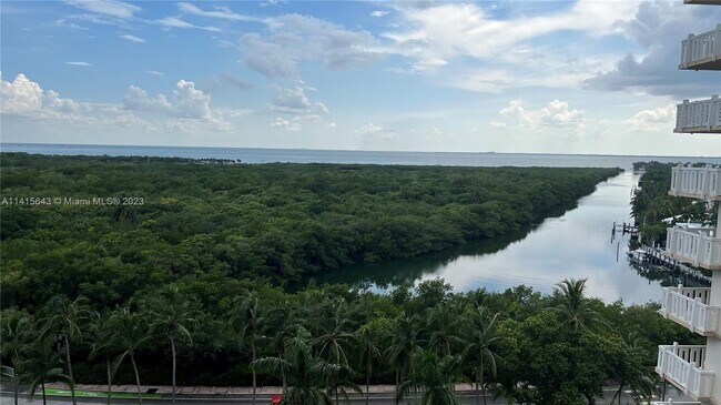 Foto del edificio - 1121 Crandon Blvd