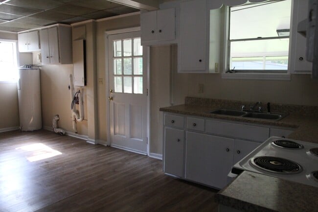 Building Photo - 2906 Rosebriar Ave