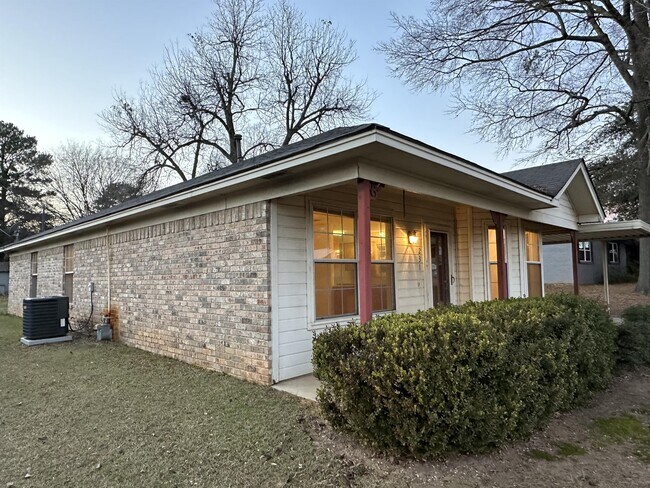 Building Photo - 231 S Pecan St