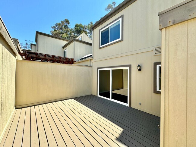 Building Photo - Great 4B/2.5BA Townhome in Scripps Ranch!