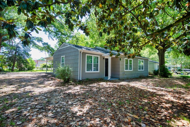 Foto del edificio - ** 3 Bed 1 Bath located in Forrest Hills *...