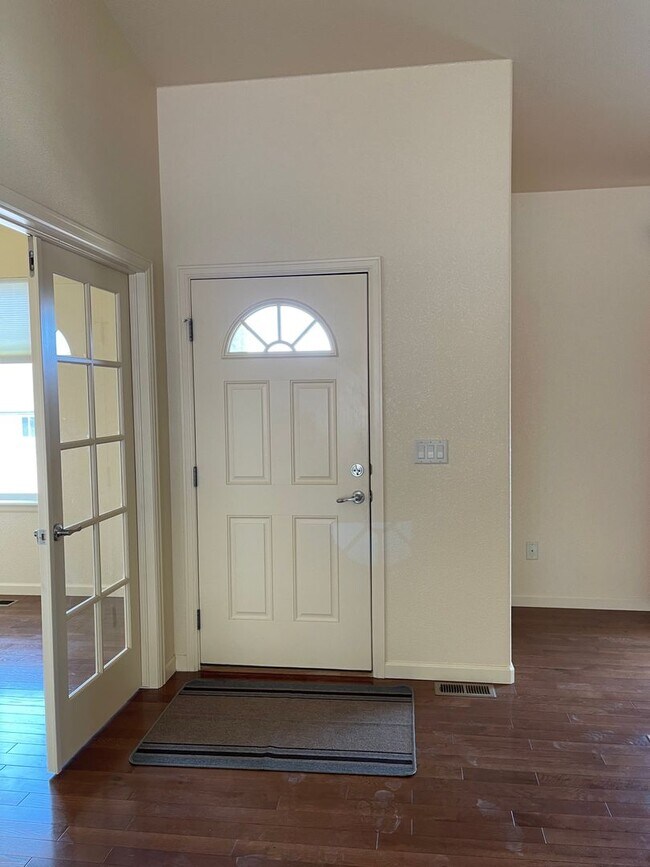 Foto del edificio - 422 Storm Ridge Dr