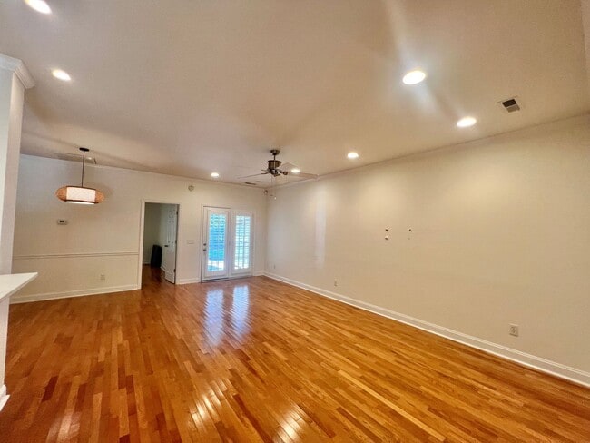Building Photo - 1600 Sturdivant Dr