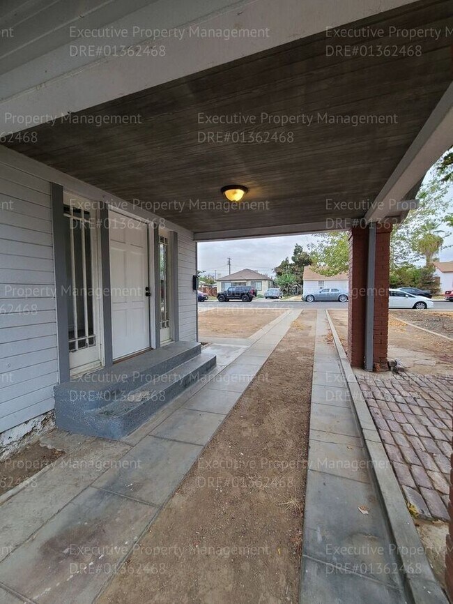 Building Photo - 3 bedroom/ 2 bathroom house located in East Bakersfield near a hospital and an elementary school.