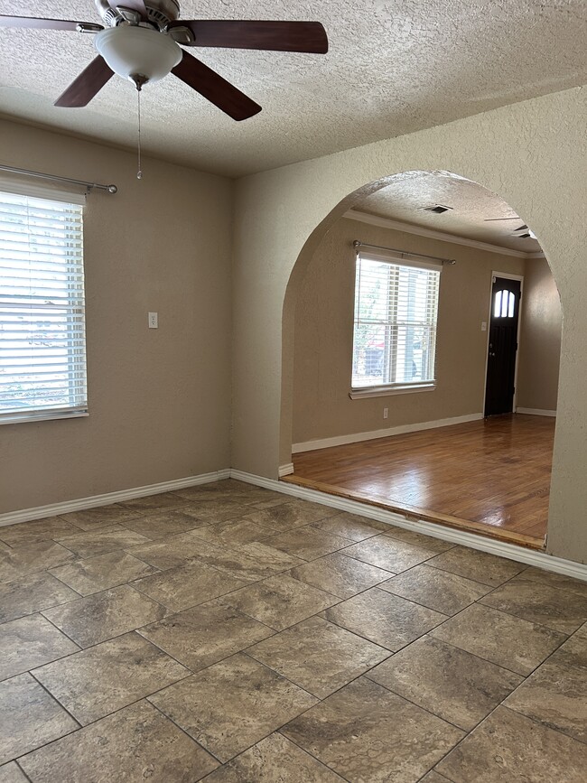 Building Photo - 468 Dresden Dr