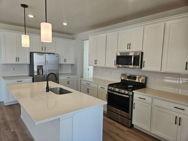 Building Photo - 5 Bed 3.5 Bath Home with a park and Commun...