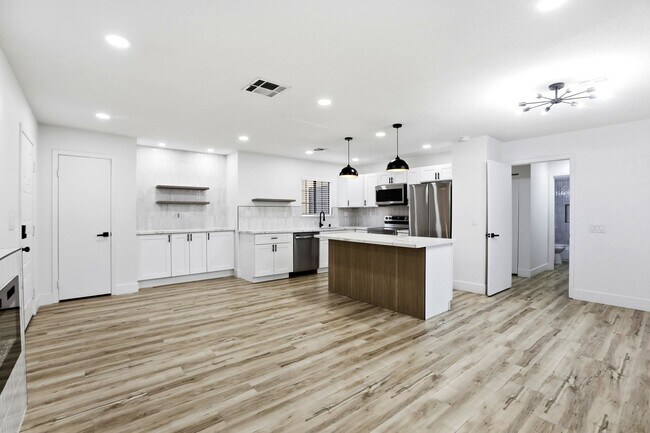 Foto del edificio - Beautiful 2 Bedroom Condo in China Town District