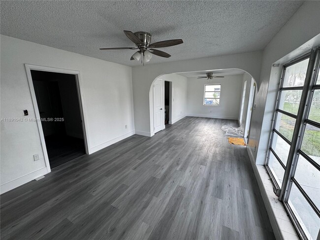 Foto del edificio - 4254 NW 201st St