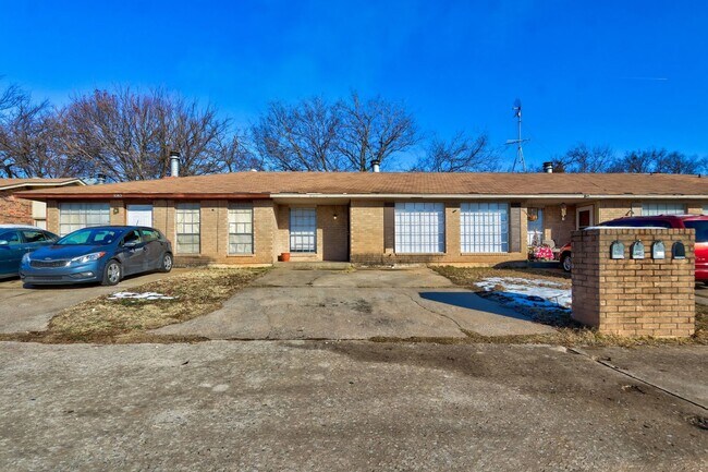 Building Photo - 2 Bedroom 1 Bathroom unit in MWC!