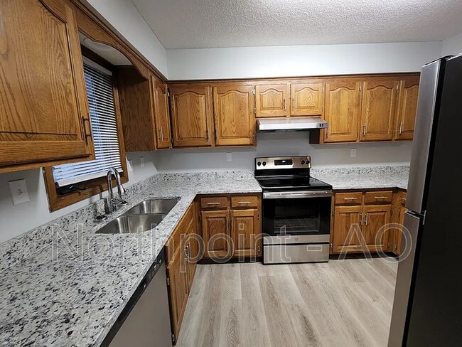 Building Photo - Charming 3-Bed, 2-Bath Home in Lees Summit with 2 Car Garage