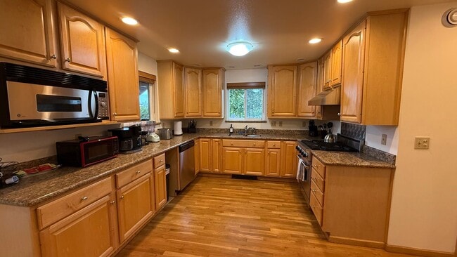 Building Photo - Beautifully maintained and updated Downtow...