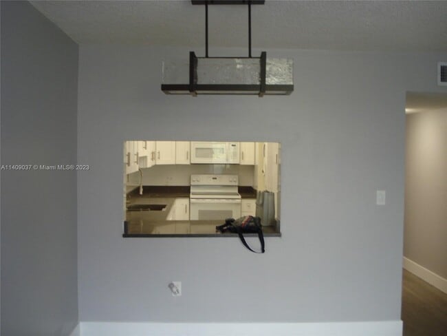 Building Photo - 10000 NW 80th Ct