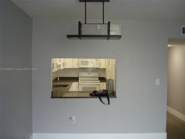 Building Photo - 10000 NW 80th Ct