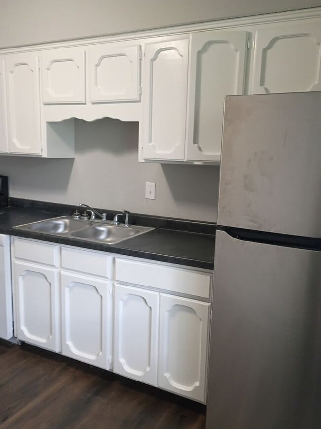 Building Photo - 2 bedroom 1 bath apt