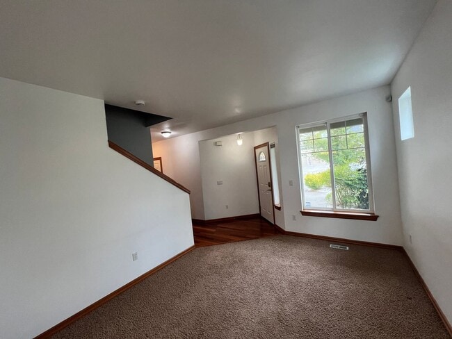 Building Photo - Spacious Home located in a Quite Neighborhood