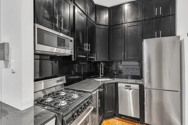 Building Photo - 562 Hudson St