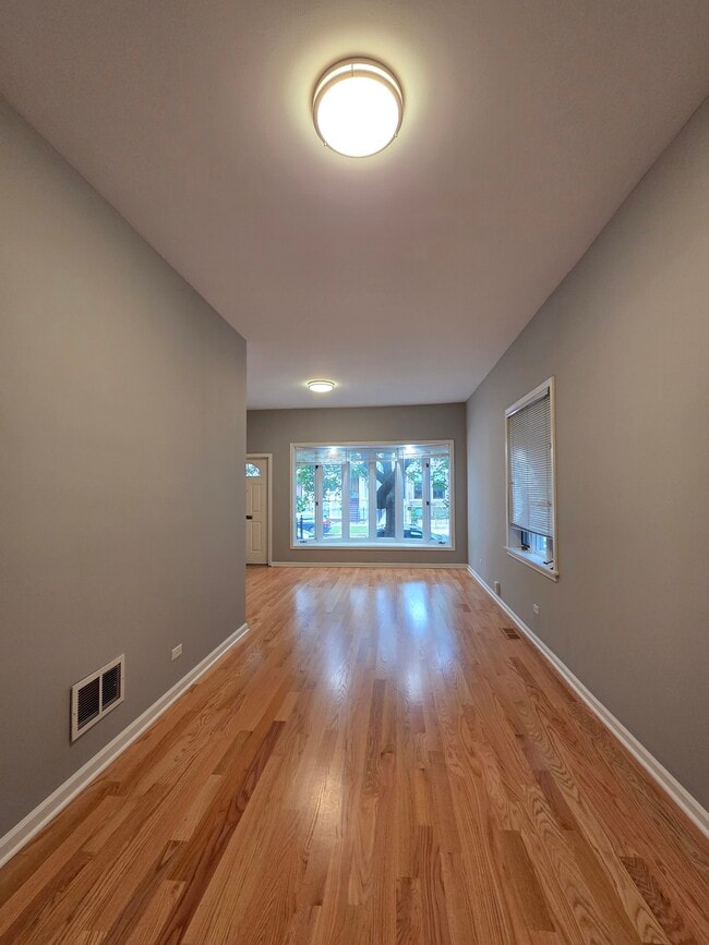 Dinning area - 1229 W Wellington Ave