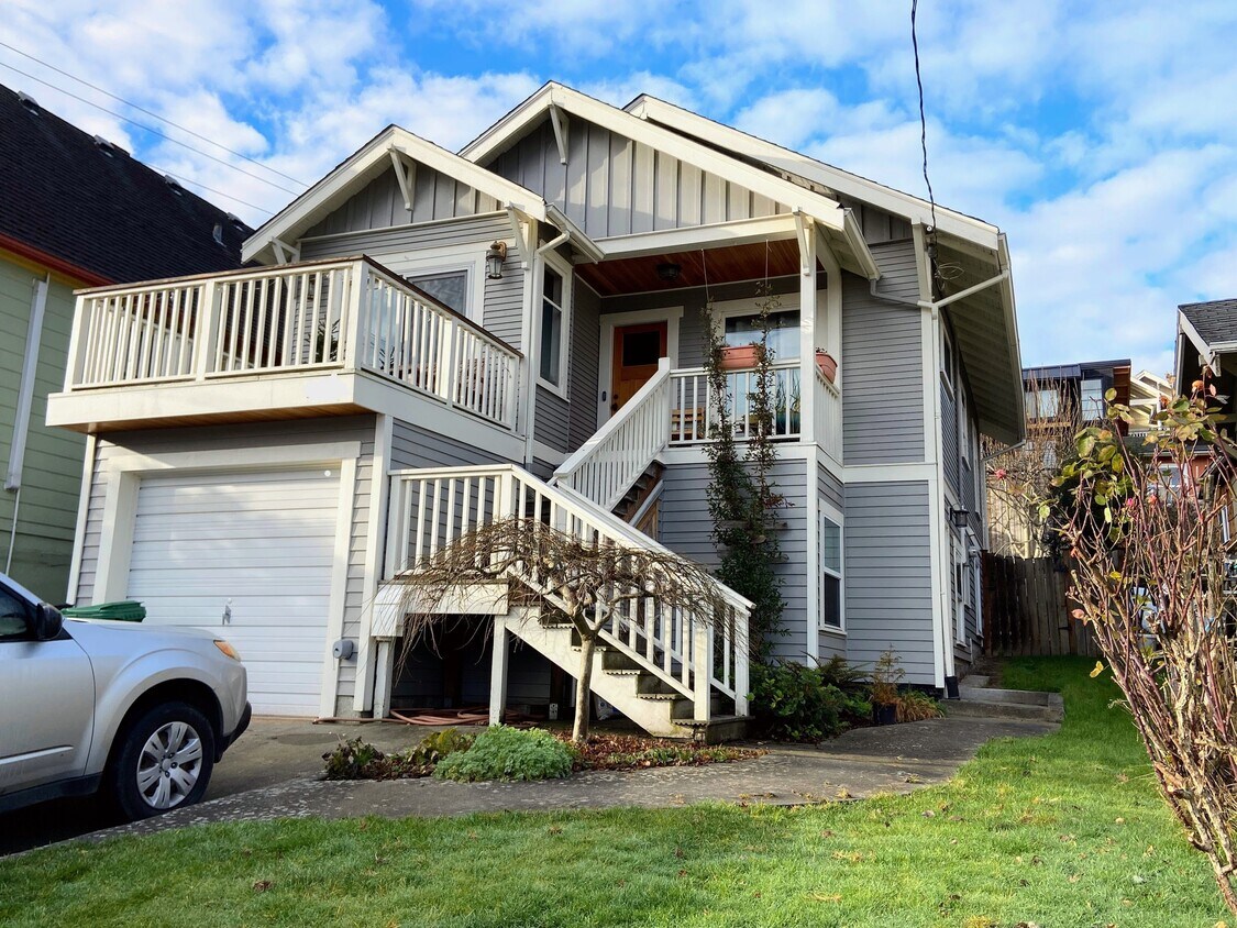 Foto principal - 2919 20th Ave S