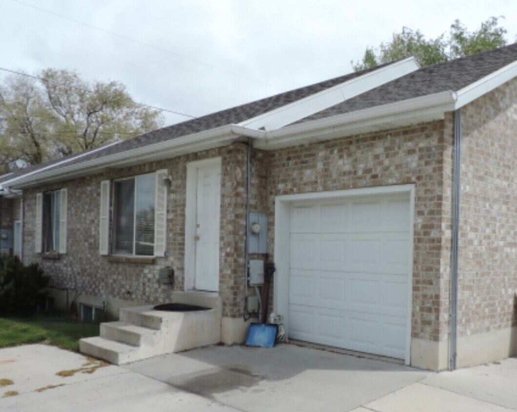 Primary Photo - Lovely Townhouse for Rent in Orem, UT