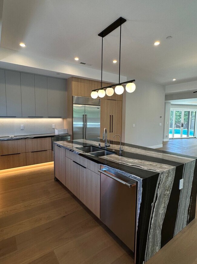 Foto del edificio - Stunning new build, top of the line everything, walk to town location, close to schools! INCLUDES...