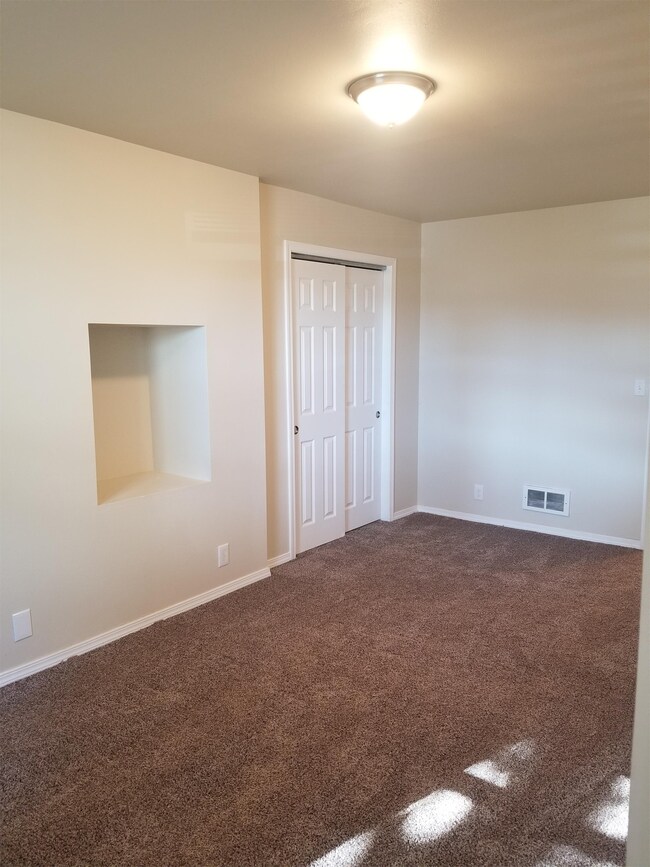 114 W Cedar St Unit 10, Shelton, WA 98584 Room for Rent in Shelton