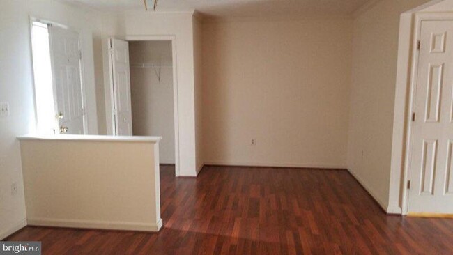 Foto del edificio - 412 Kings Crest Dr