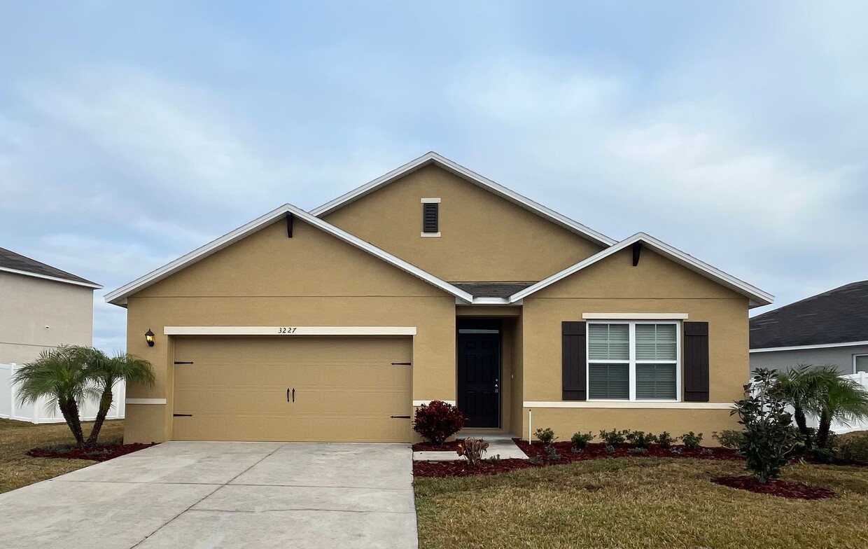 Foto principal - Modern 3 bed/2 bath home with brand-new fl...