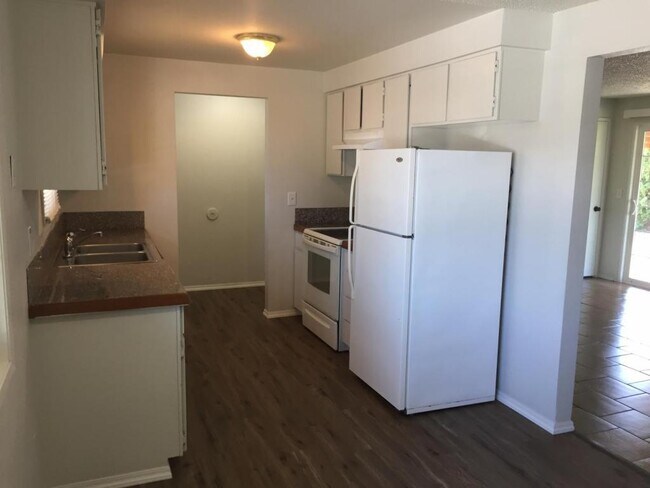 Foto del edificio - 4828 Camelot Ct NE