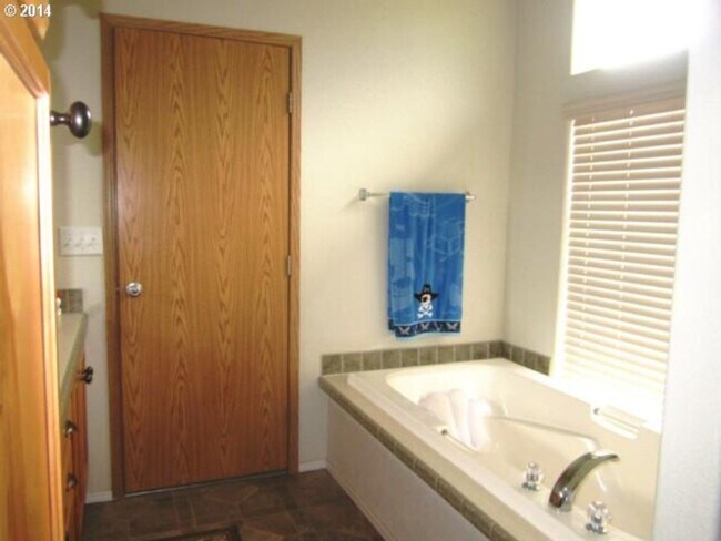 Building Photo - Country Living in Monroe Oregon! 3 Bedroom on Acres