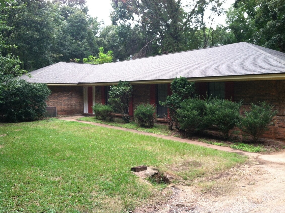 Foto principal - Large secluded 4 bedroom/2 bath in Blude R...