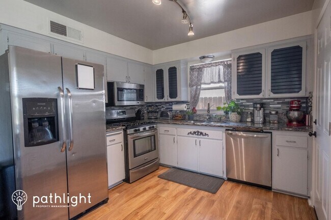 Building Photo - 341 W Richert Ave