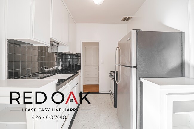 Building Photo - 180 S Sycamore Ave