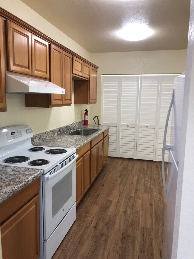 Kitchen entry - 5501 N Torrey Pines Dr